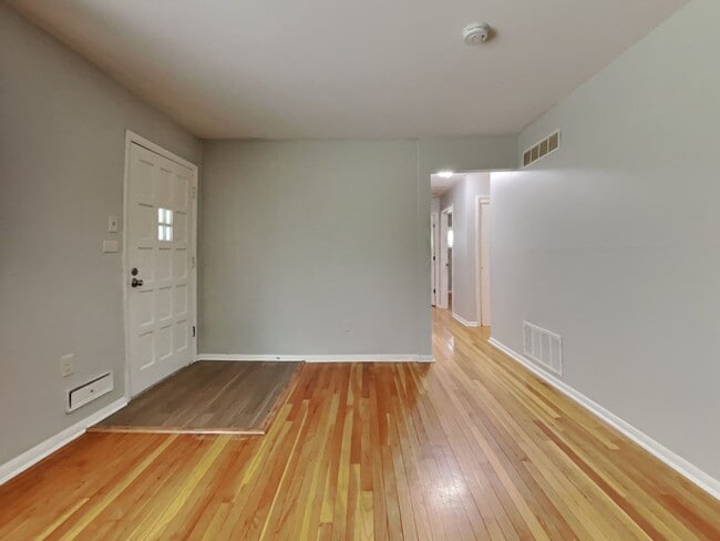 Building Photo - Charming 3-Bedroom Home with Sunroom, Fireplace & Garage in Kansas City, MO!