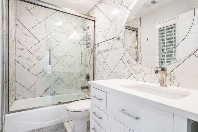 Building Photo - Luxury Townhome Where Midtown Meets Buckhead