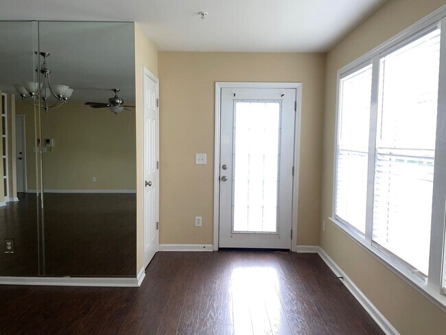 Building Photo - 2 BED, 2 BATH CONDO LOCATED IN GREENSBORO!