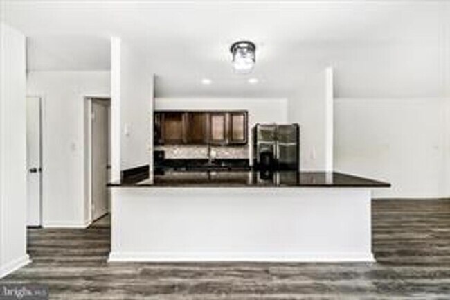 Building Photo - TOP FLOOR CONDO WITH QUIET VIEW