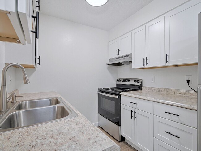 Building Photo - Remodeled 1 Bedroom, 1 Bathroom Apartment- Close to shopping!