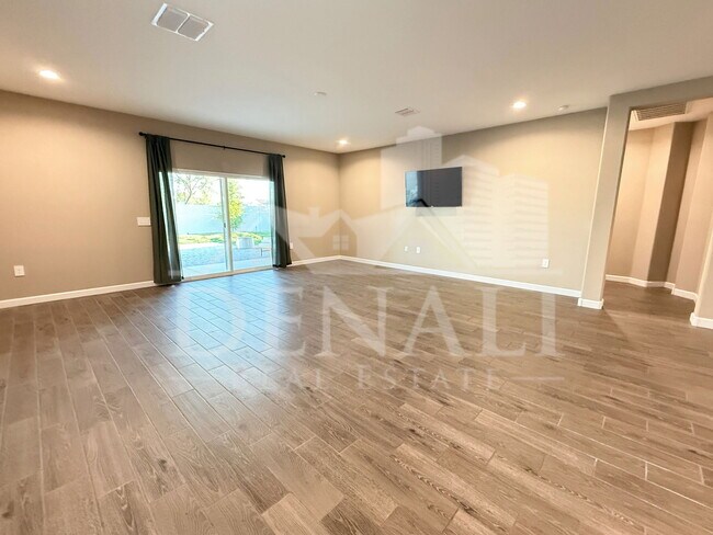 Building Photo - 1053 E Horro Rd