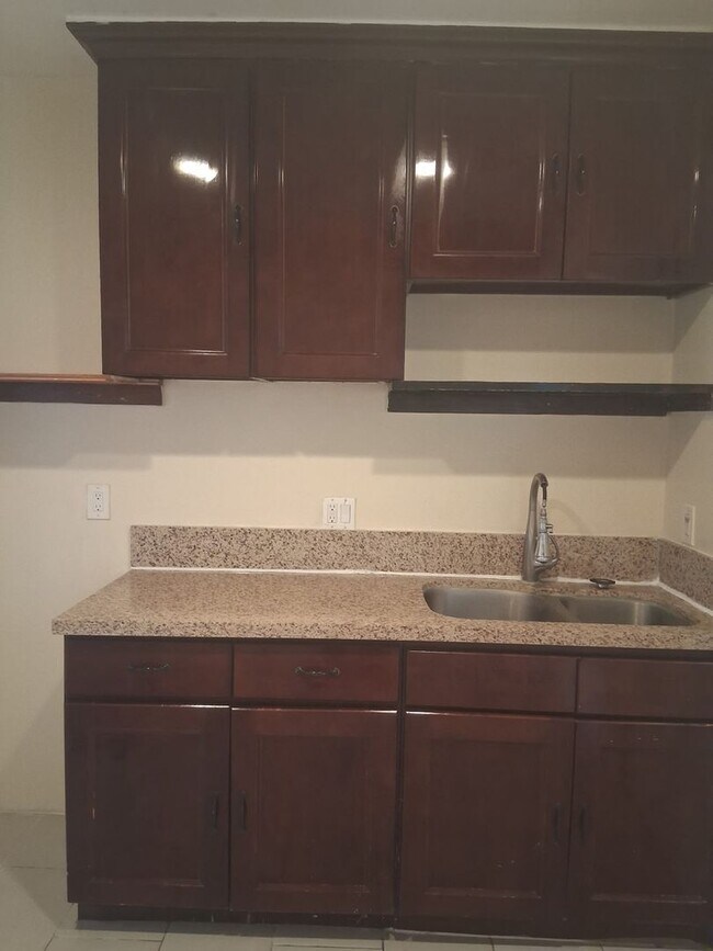 Building Photo - 700 West