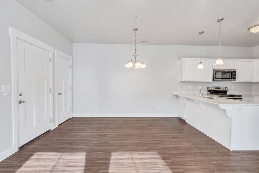 Building Photo - 751 E 250 N