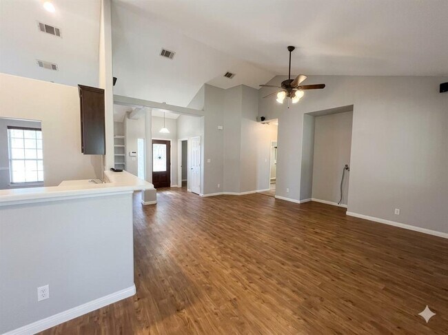 Building Photo - 903 Oakwood Dr
