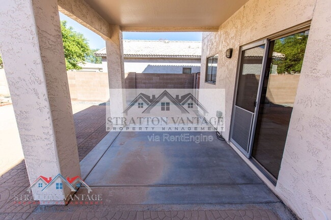 Building Photo - 484 E Cheyenne Rd