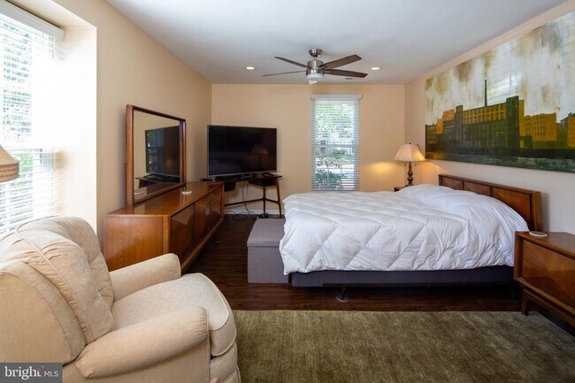 Building Photo - 12 Meadow Ln