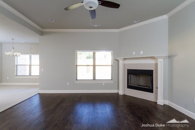 Building Photo - 3 bedroom 2 bath modern style home minutes from I-49 and Fayetteville access !!