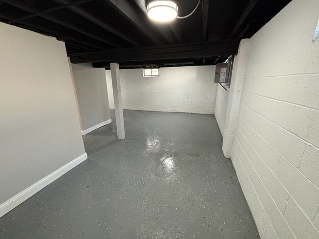 Building Photo - Charming 4-bed House in Gary!