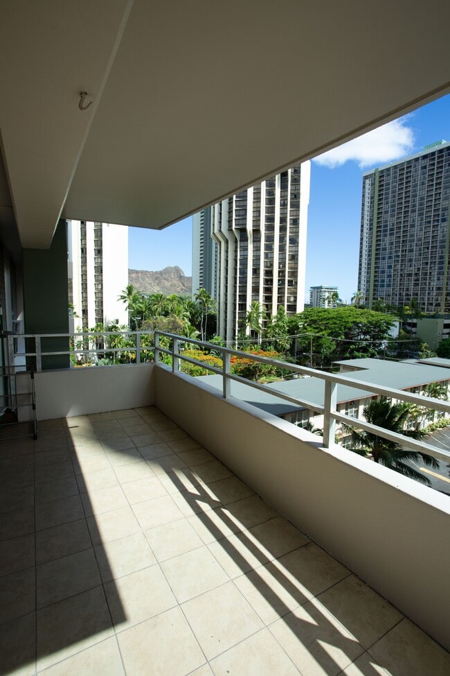 Building Photo - 2533 Ala Wai Blvd