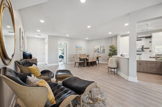 Building Photo - 12404 Capri Cir N