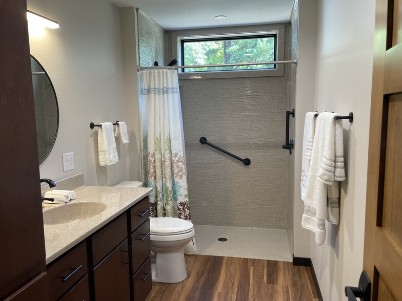 Zero entry shower - 150860 Nightingale Ln