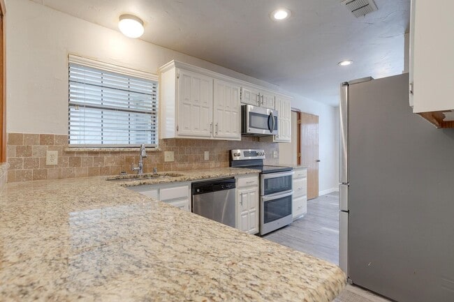 Building Photo - Beautiful 3 Bed, 2 Bath Home in Well Established Holiday West Neighborhood W /Pool and Pool Servi...