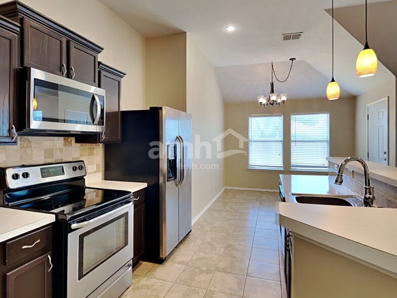 Building Photo - 2020 Fairview Dr