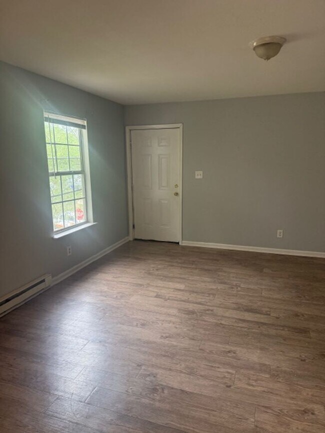 Building Photo - Three Bedroom Apartment in Norfolk