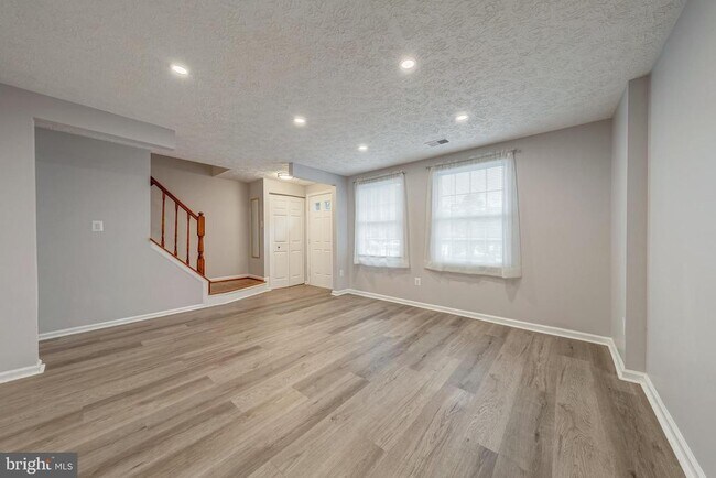 Building Photo - 6320 Lightburn Ct
