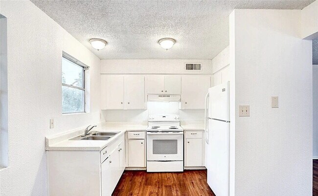 Building Photo - 728 Martindale Rd