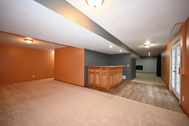 Building Photo - 4 Bedroom,2.5 Bath with 2-car garage Platt...