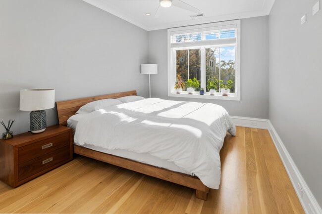 Building Photo - 736 W Melrose St