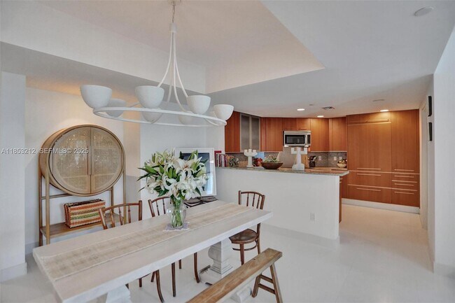 Building Photo - 2627 S Bayshore Dr