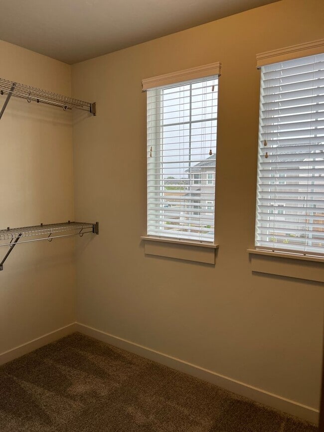 Building Photo - Townhome in Redmond's Dry Canyon Community