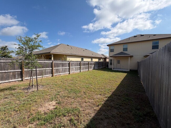 Building Photo - Modern 3/2 Townhouse is NBTX