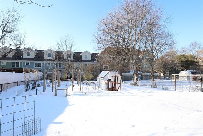 Building Photo - 31 June St