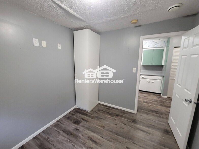 Building Photo - 9375 Country Dr