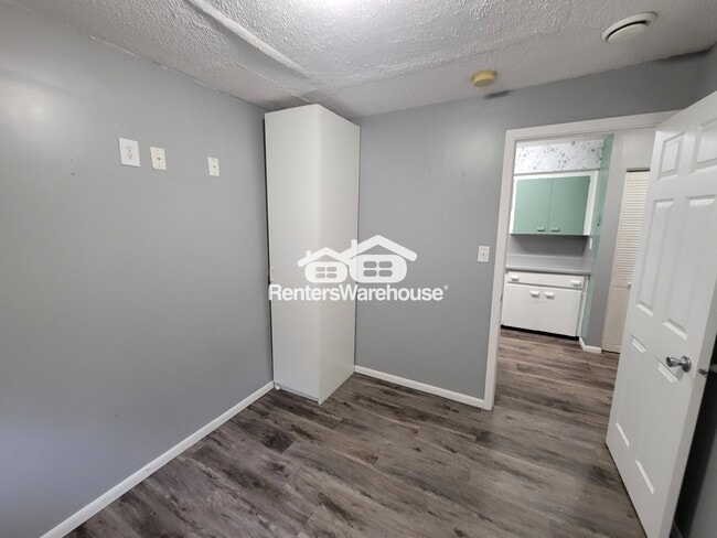 Building Photo - 9375 Country Dr