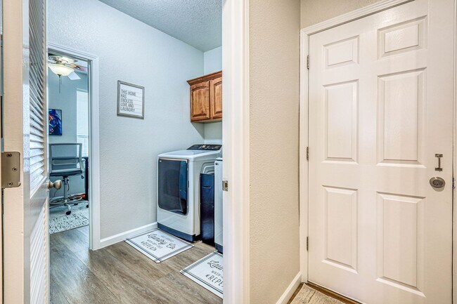 Building Photo - Beautiful Westside home FURNISHED with 4 b...