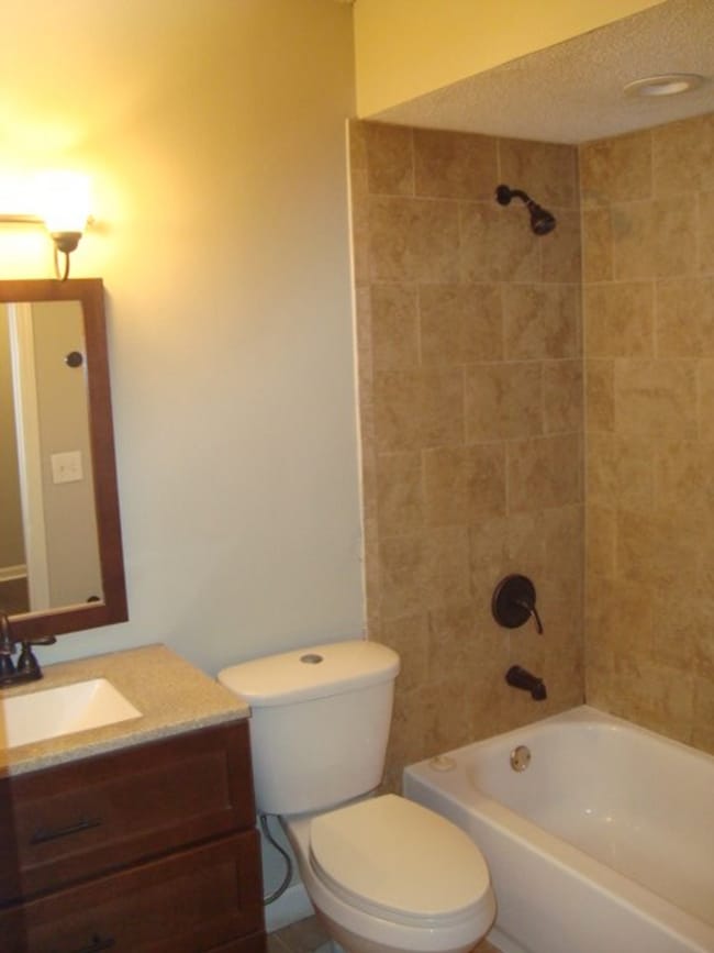 Building Photo - Renovated 4 bedroom available now to rent!