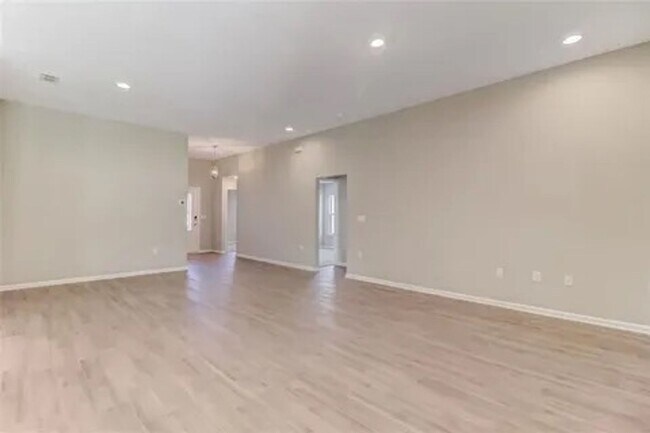 Building Photo - Beautiful 4-Bedroom Home in Gated Communit...