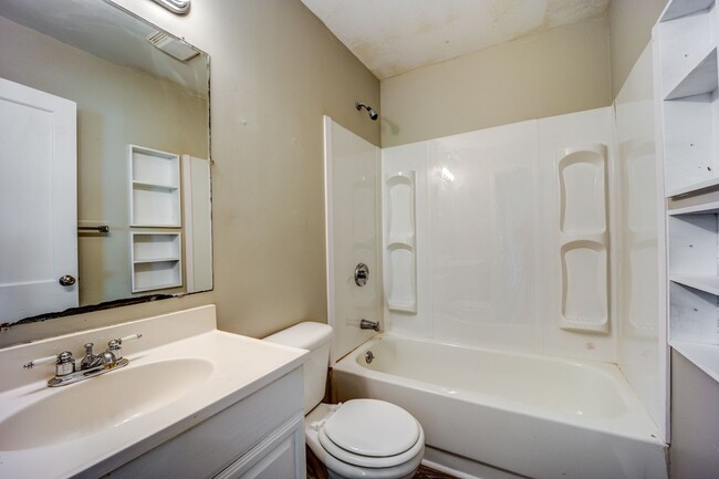 Building Photo - Freshly Updated 3 Bedroom Home