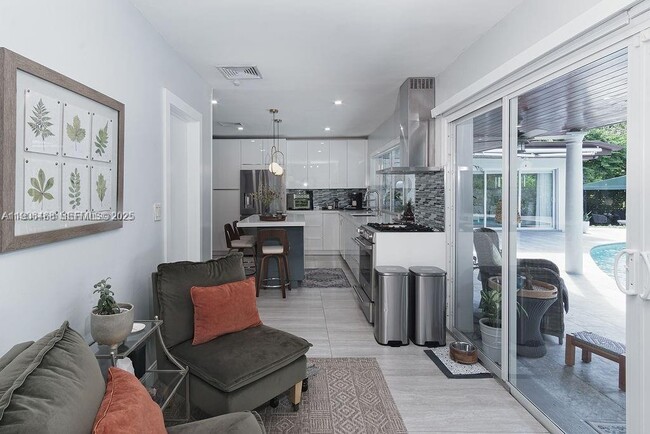 Building Photo - 1110 NE 100th St