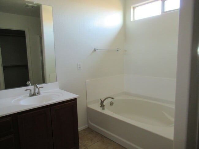 Building Photo - Spacious Home in Gated Community!