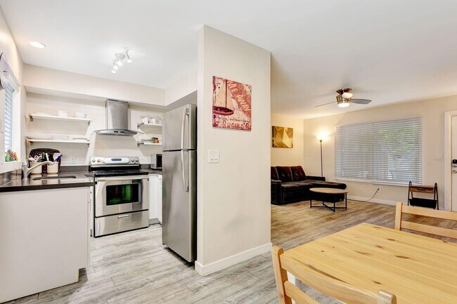 Building Photo - 3208 Marine Dr