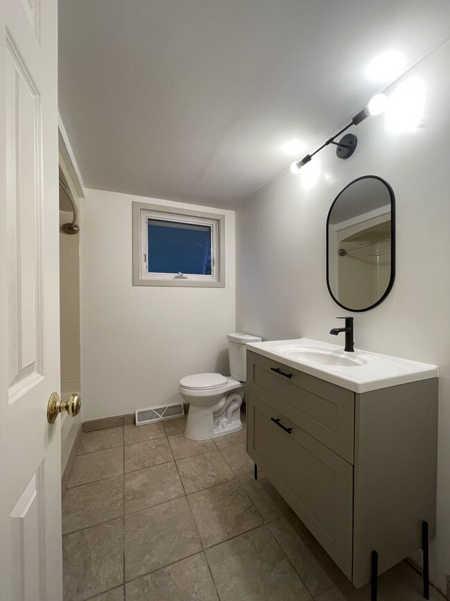 Main Bathroom - 6962 Adaside Dr SE