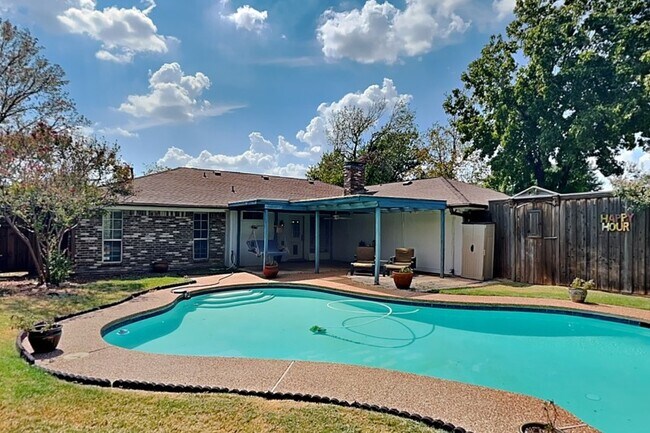 Building Photo - 1605 Brighton Dr