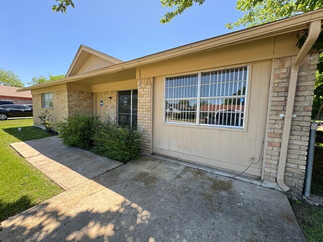 Building Photo - 1526 Leader Dr