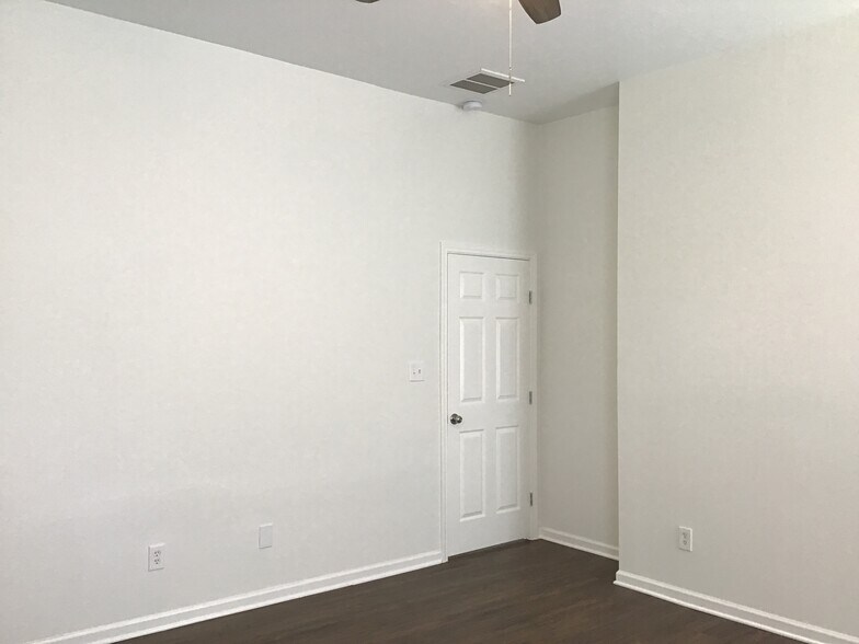 Building Photo - 327 Leisure Ln