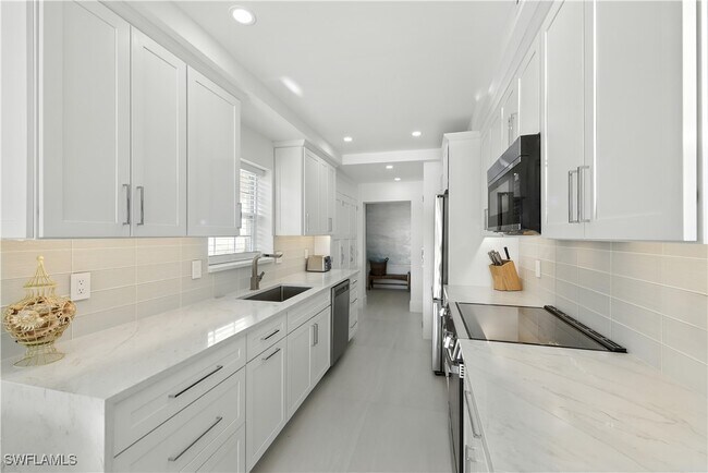 Building Photo - 3070 Gulf Shore Blvd N