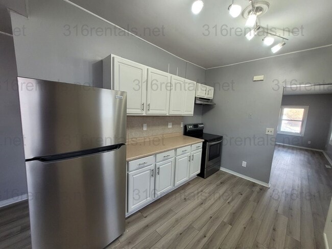 Building Photo - $1150 - 3 bedroom 2 bath - Beautiful home in Delano!