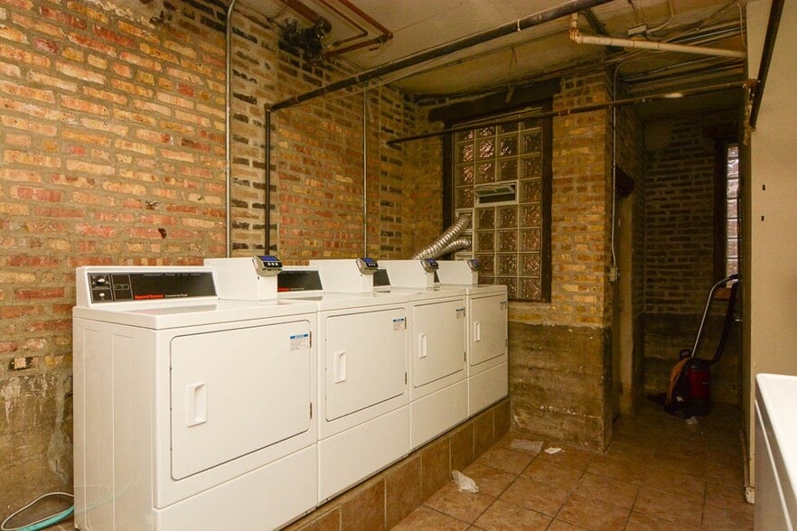 Building Photo - 547 W Surf St