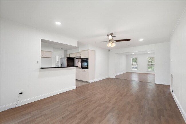 Building Photo - 6007 Claridge Dr