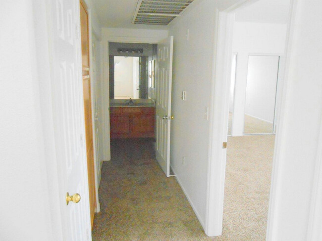 Building Photo - Spacious Condo in Gated Community