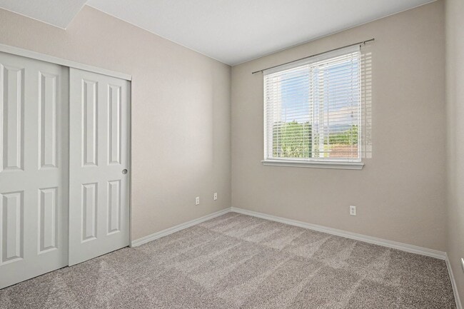Building Photo - Beautifully Updated 2 Bed / 2 Bath Condo with Garage in Chatfield Bluffs