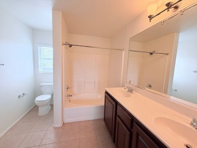 Building Photo - 3 bedroom Conveniently located