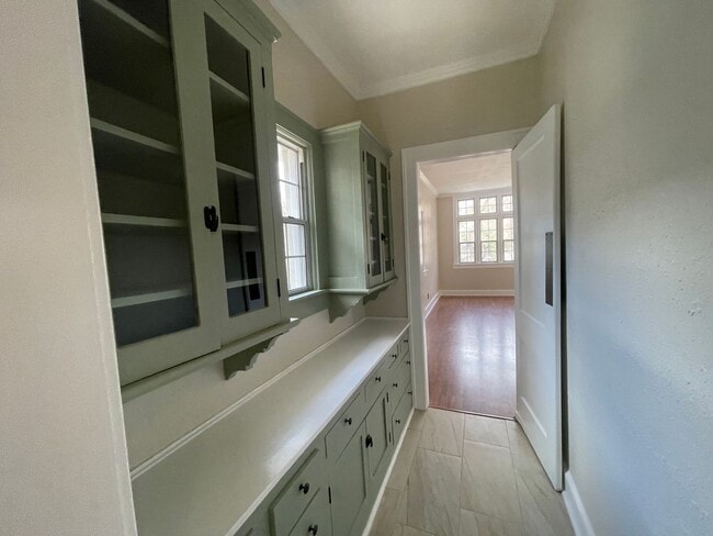 Building Photo - Highland Charmer! Come see Today!