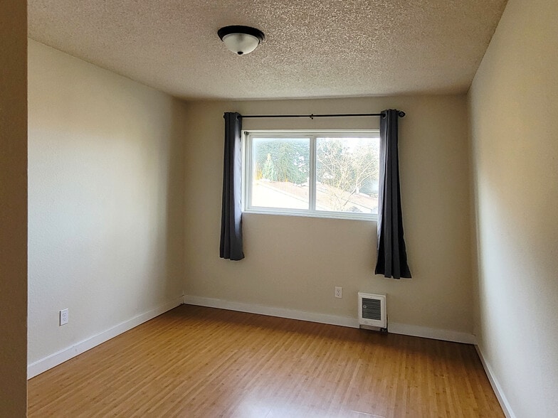 Second bedroom, view of window - 649 N Hayes St