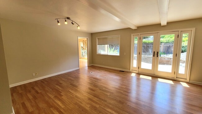 Building Photo - Epic REA - **4 Bedroom, 2.5 Bath - Ranch S...